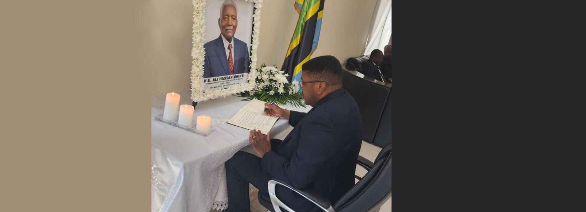 Embaixador de Angola no Estado do Qatar presta homenagem ao Dr.Ali Hassan Mwinyi antigo Presidente da Tanzânia